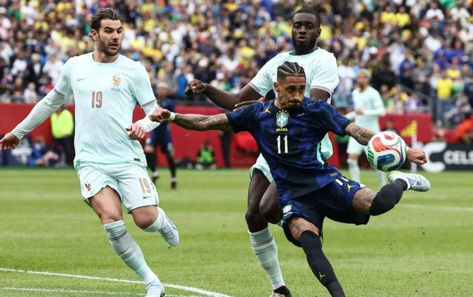 巴萨官宣拉菲尼亚将伤停5周，赛前身体不适仍坚持出战引发争议